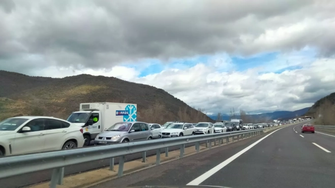 Retención de vehículos en la A-23 en dirección a Sabiñánigo.
