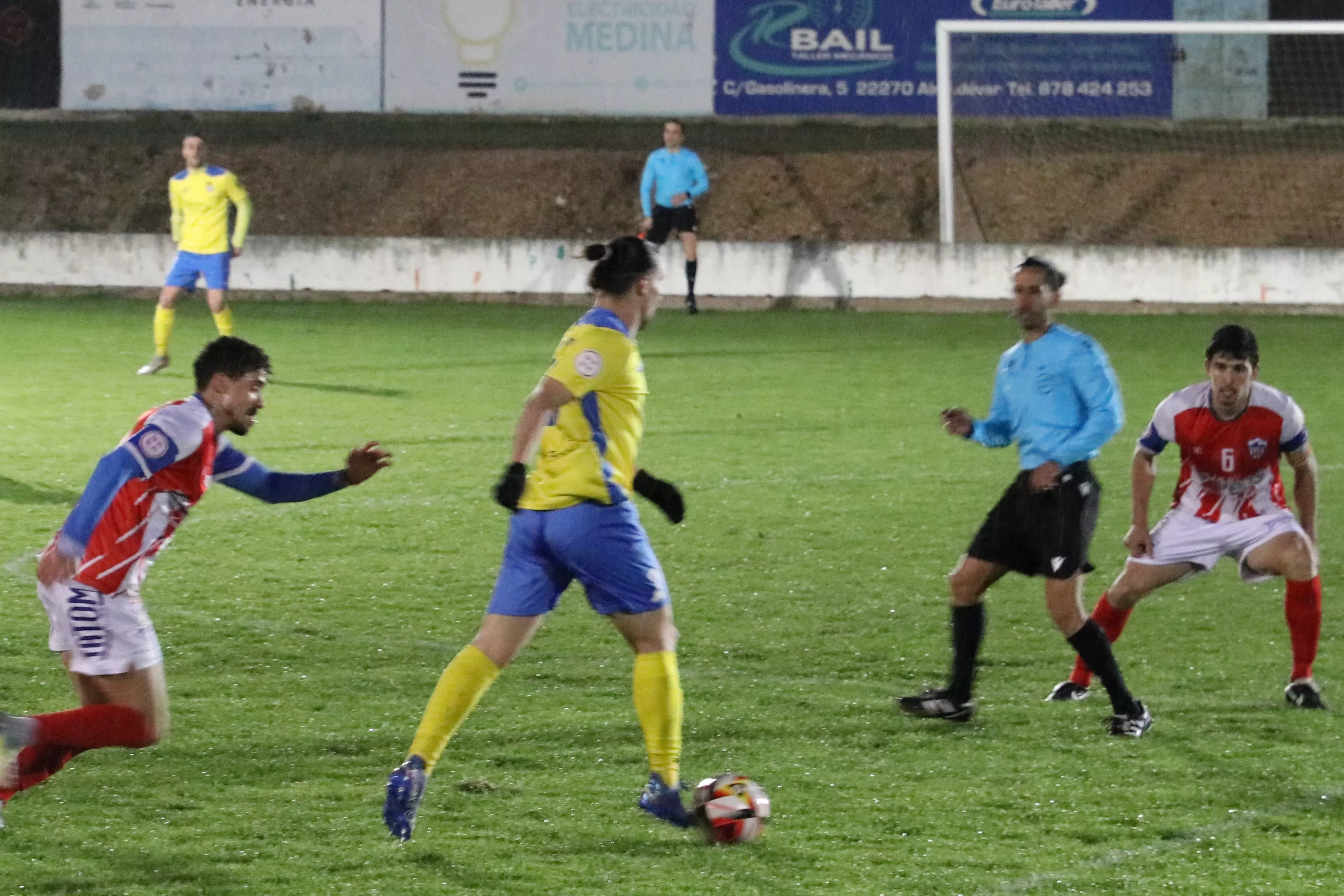 Veintemilla, jugador del Almudévar, conduce un balón en el partido contra el Monzón. Foto: J.M. Ballarín