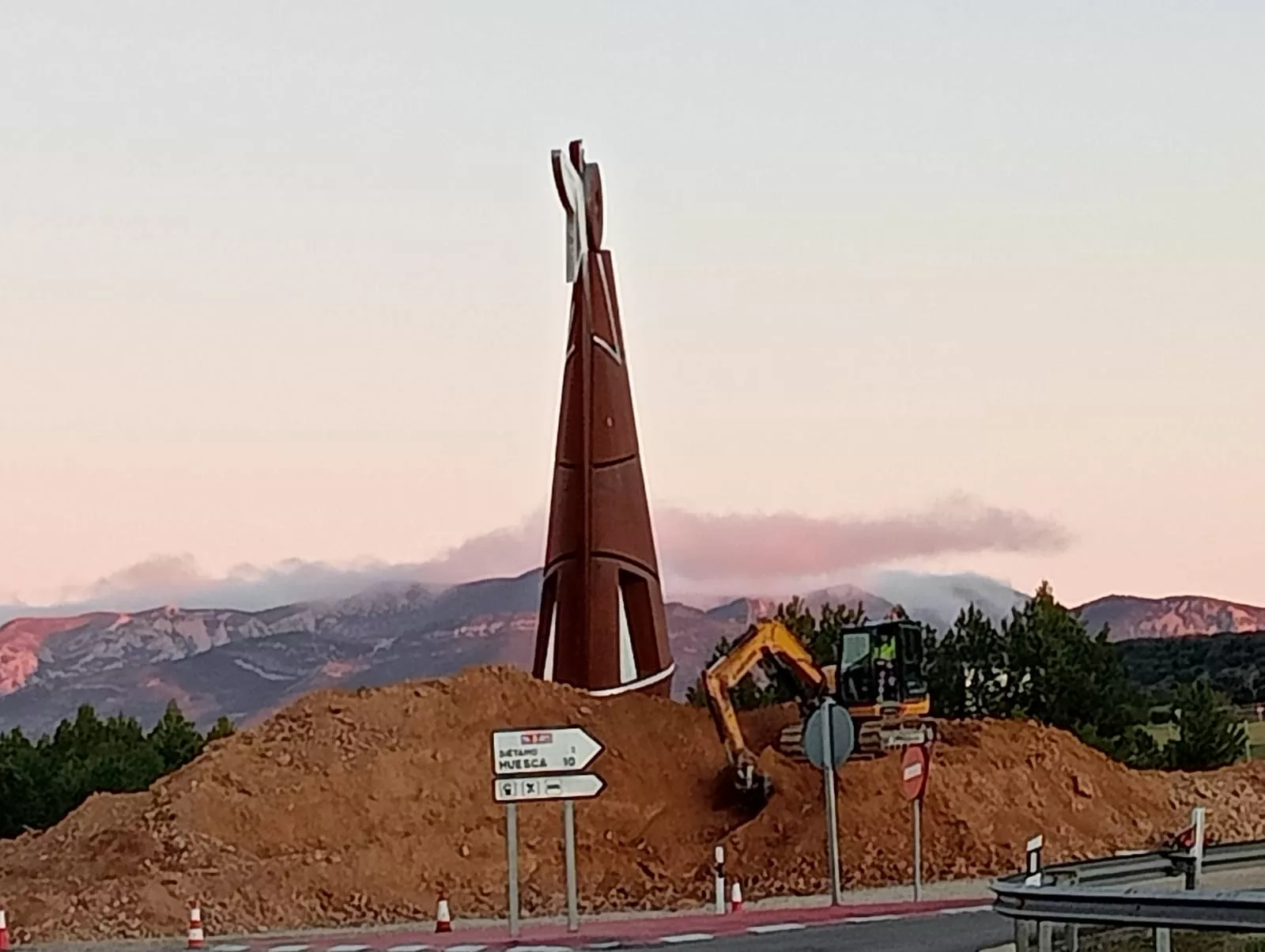 La escultura de Teresa Ramón se ha visto afectada por los trabajos en la autovía.
