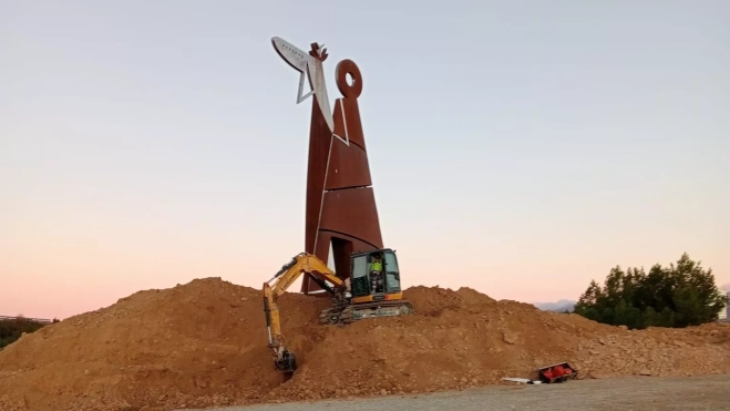 La artista Teresa Ramón está preocupada e indignada por el trato dado a su obra. La artista Teresa Ramón está preocupada e indignada por el trato dado a su obra.