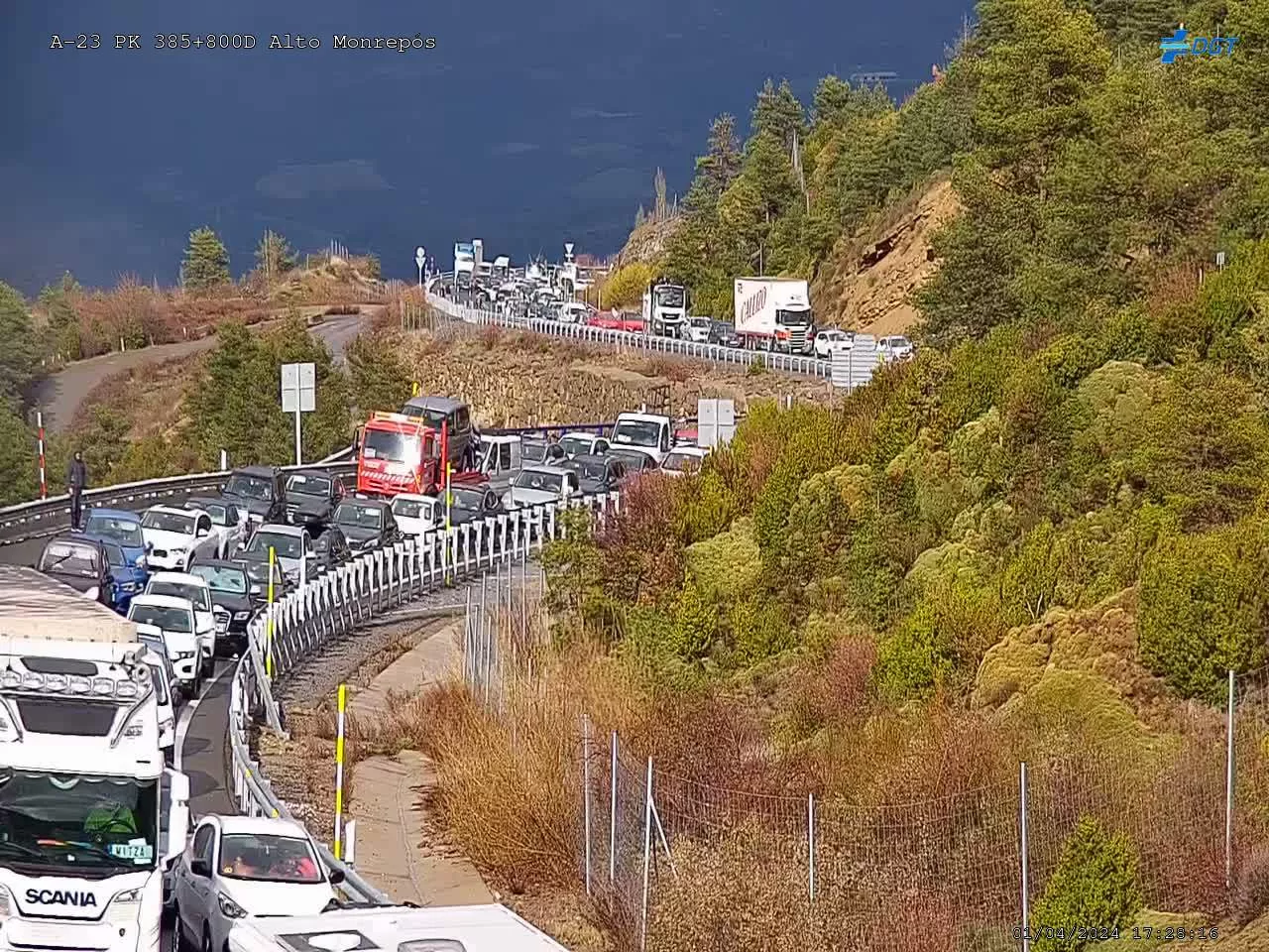 Imagen de la acumulación de vehículos en la A-23 por el cierre de la vía en Arguis.