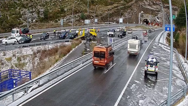 Grúas retiran los vehículos accidentados de la calzada.