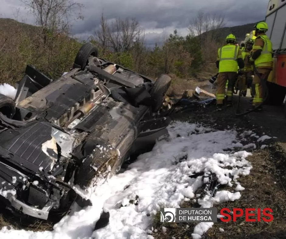 Imagen de la actuación de los bomberos por un vehículo accidentado en la N-330.