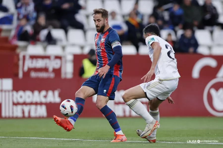 Pulido, capitán del Huesca, entrega un balón en el partido contra el Albacete.