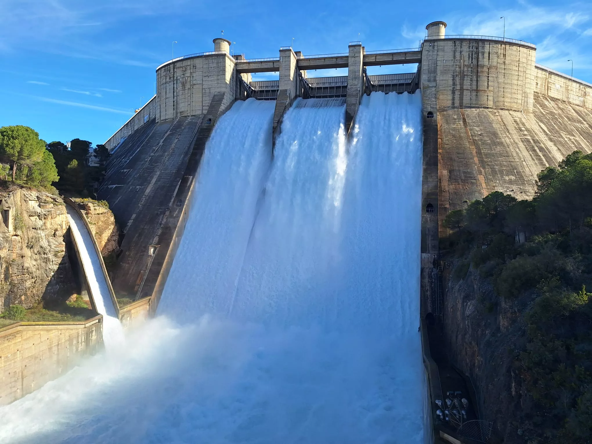 Desembalse del embalse de El Grado.