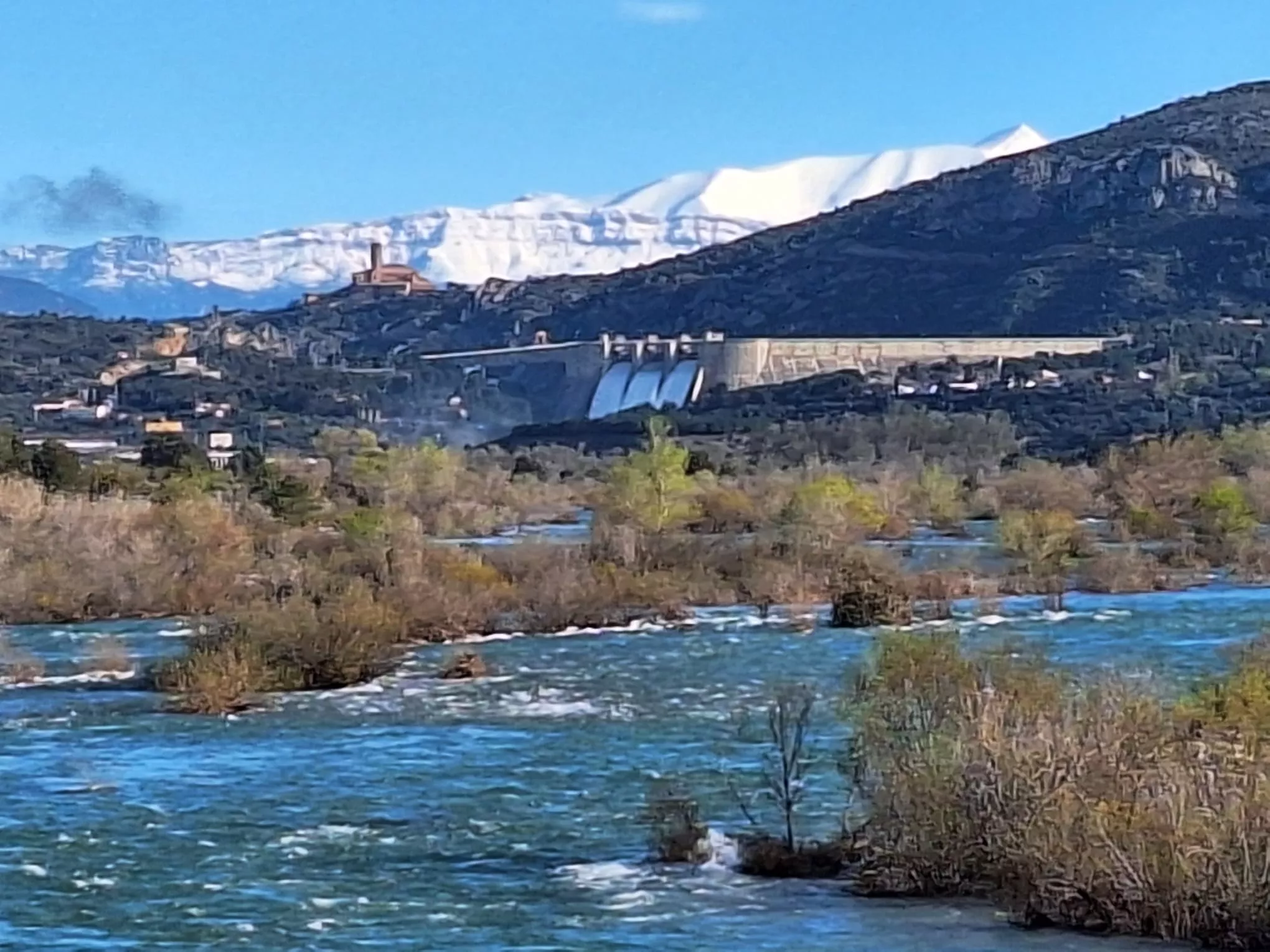 Río Cinca con el embalse de El Grado al fondo. La reserva de agua de los embalses de la cuenca del Ebro, en el 57 % de su capacidad.