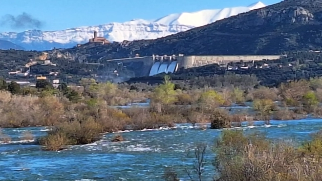 Río Cinca con el embalse de El Grado al fondo. Río Cinca con el embalse de El Grado al fondo.