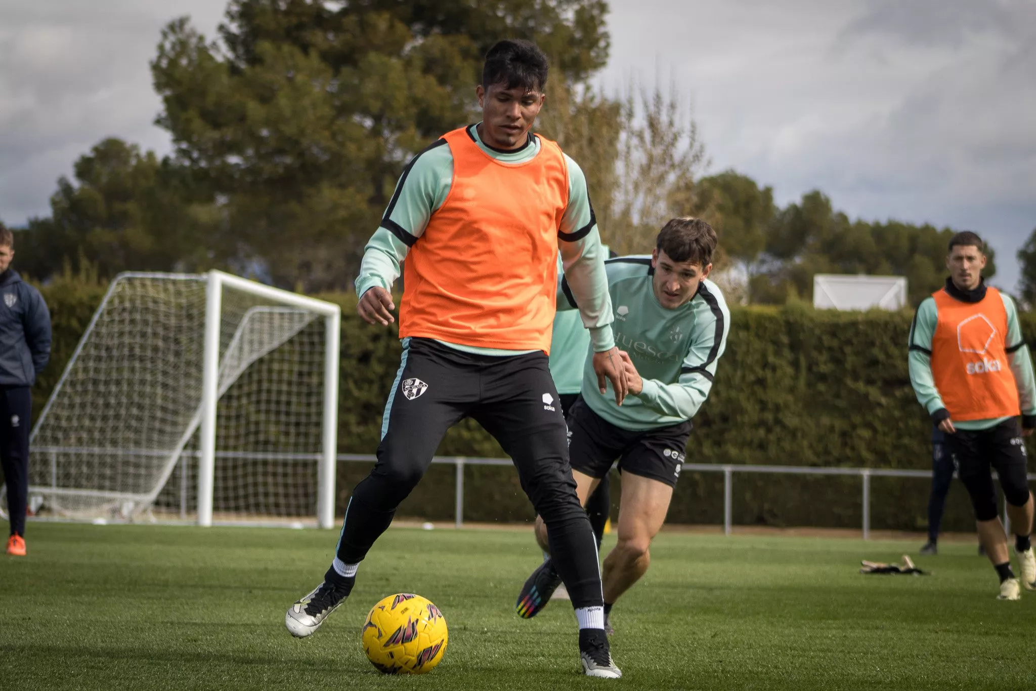 Bolívar controla un balón. Samu Obeng sigue al margen este miércoles.