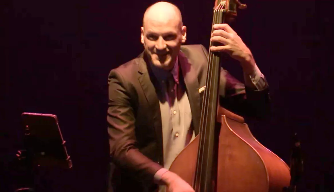 Momentum, el nuevo disco del contrabajista montisonense Javier Callén Momentum, el nuevo disco del contrabajista montisonense Javier Callén
