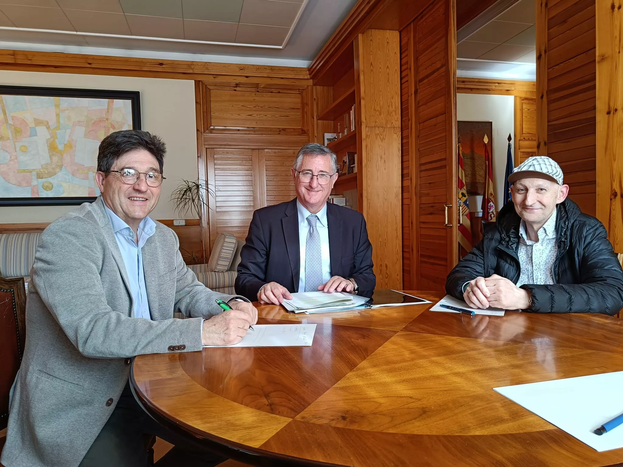 Calvo, Blasco y Otín, en la reunión celebrada para abordar la construcción del centro de interpretación en Lecina.