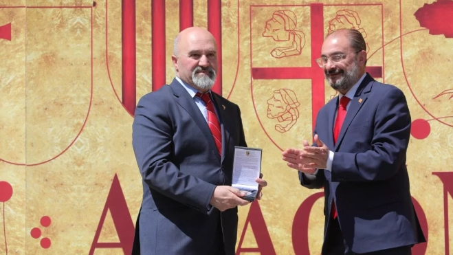 Antonio Betrán, en foto de archivo, recoge la medalla al mérito deportivo de Aragón.