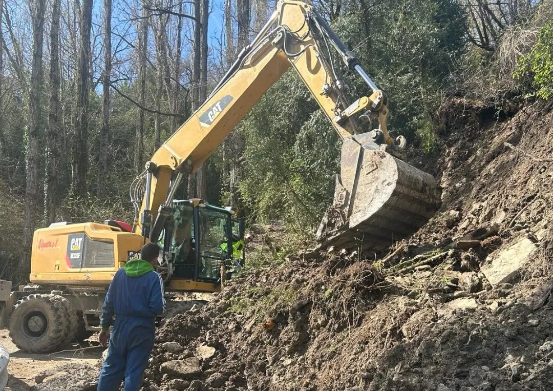 Inicio de los trabajos de limpieza de la ladera tras el desprendimiento en el acceso a Arguisal.