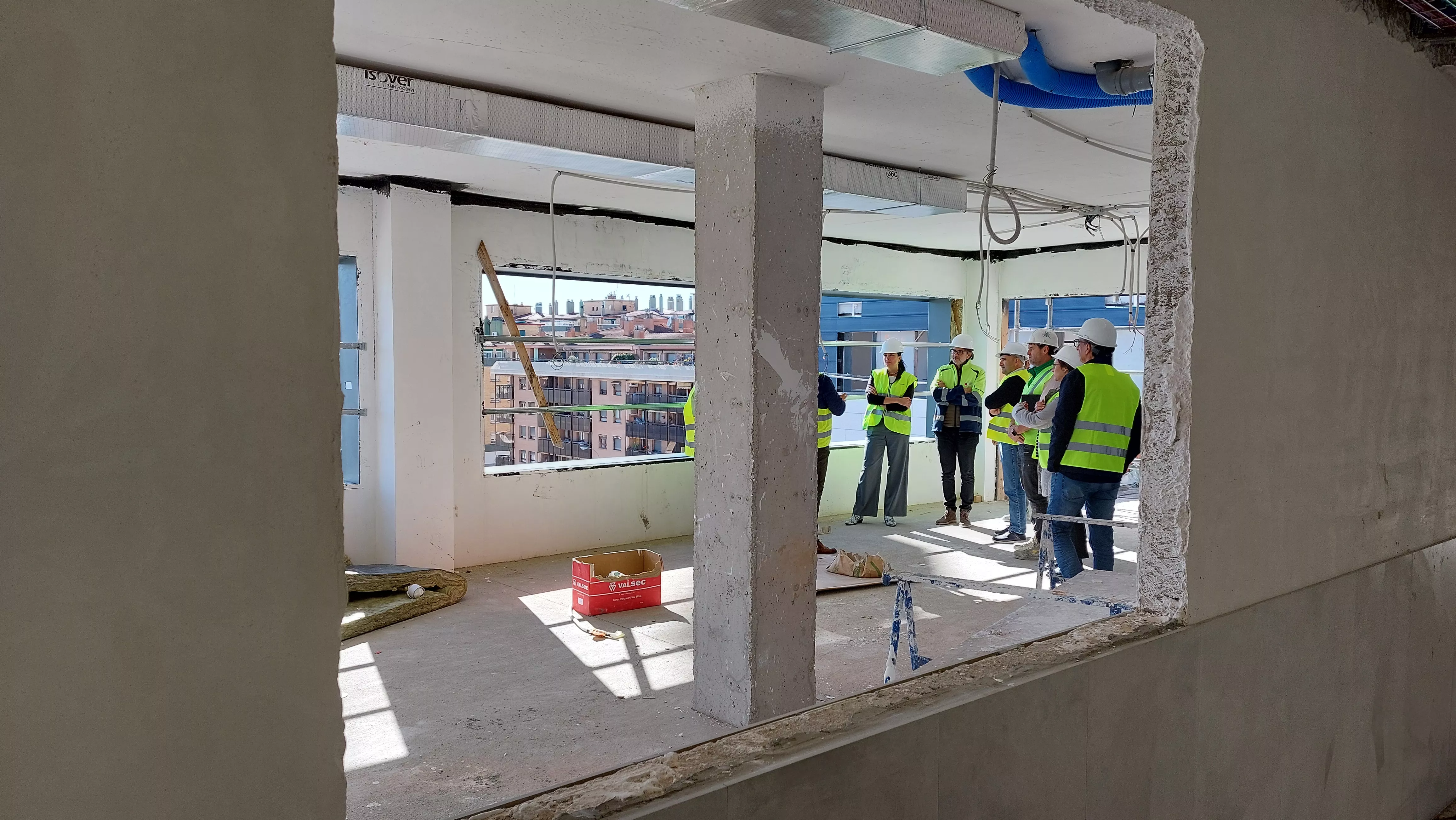 Visita de la alcaldesa y el concejal de Urbanismo a las obras del centro de mayores de Vitalia en Huesca.