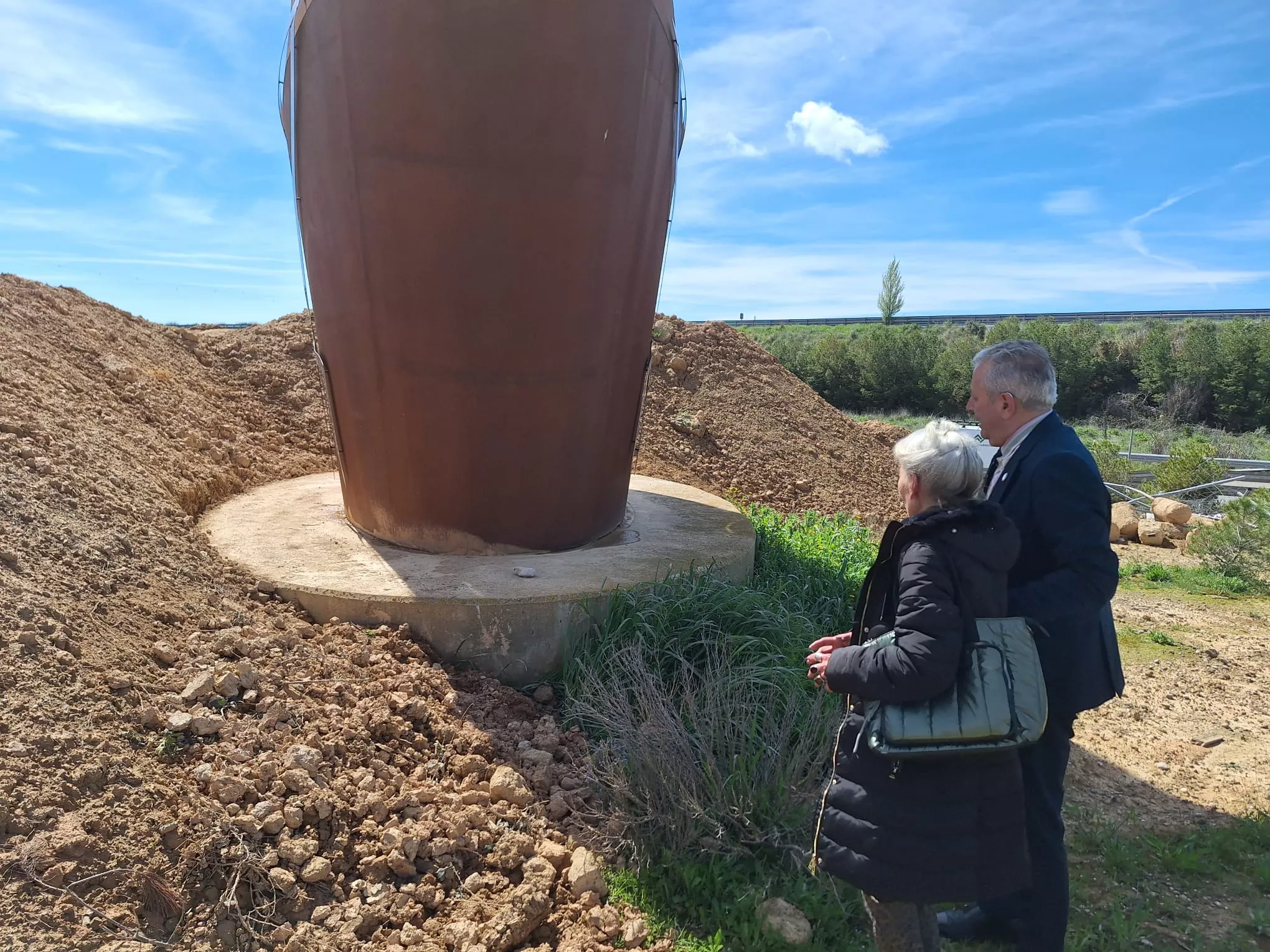 Campo ha acompañado a Ramón para que comprobara que la escultura no ha sufrido daño alguno.