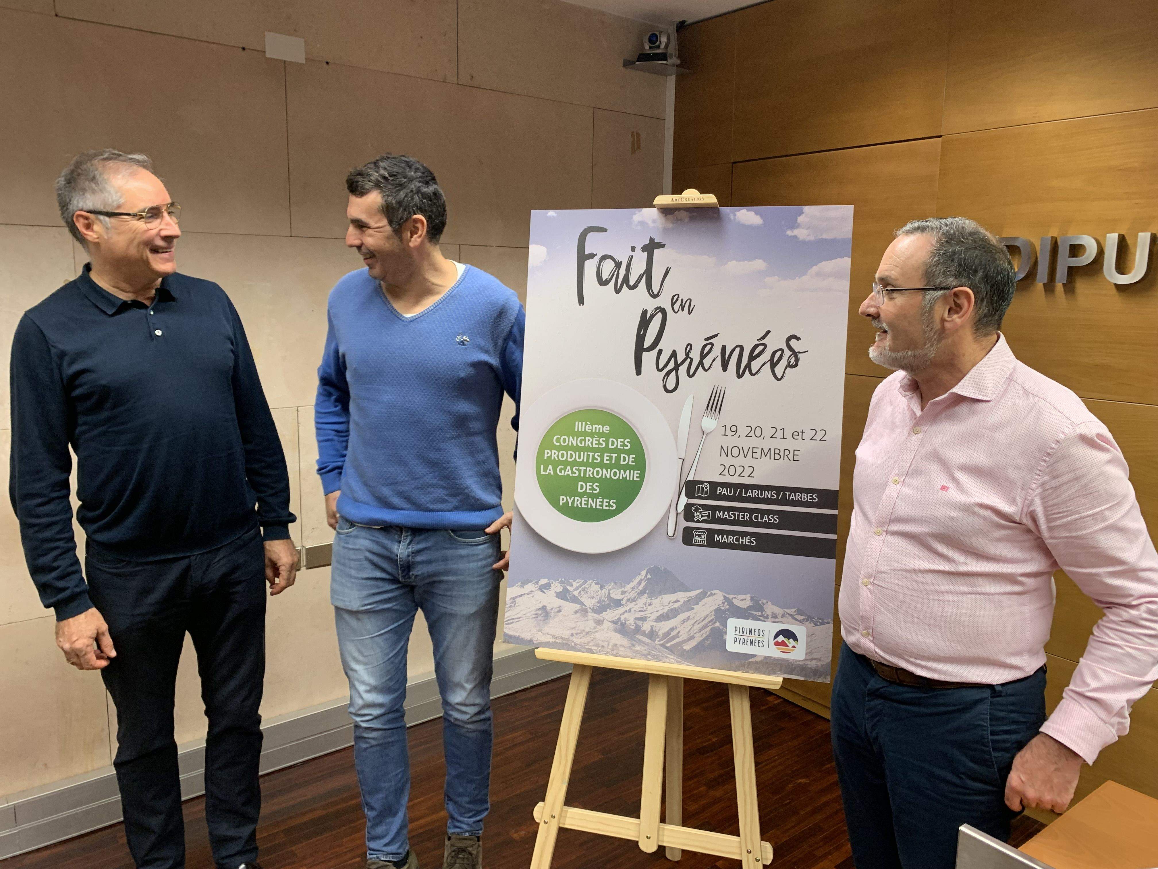 Carmelo Bosque, Fernando Sánchez y Pedro Salas junto al cartel del Congreso Hecho en los Pirineos. Foto: DPH