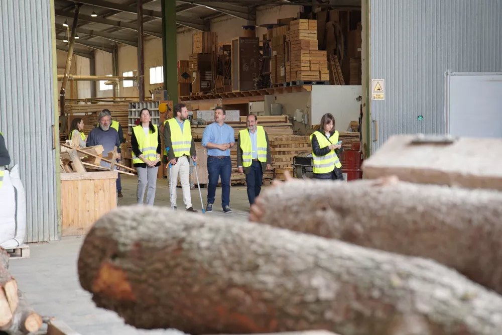 Visita del presidente de la Diputación de Huesca a la Serrería de Arcadia.
