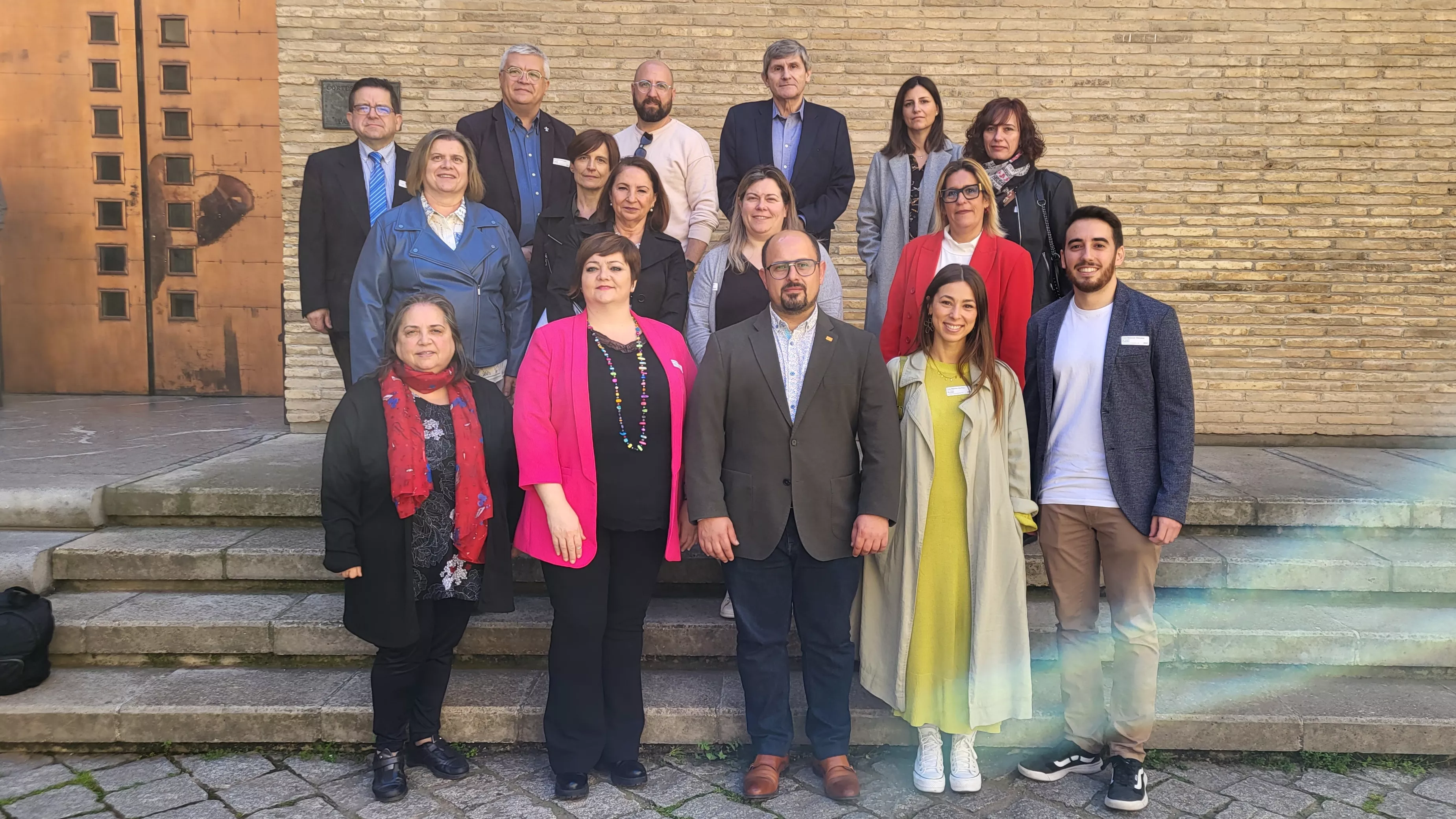 Alberto Izquierdo este jueves en las Cortes con representantes de diferentes colectivos que firmaron el Pacto por la Enfermería Escolar en Aragón.