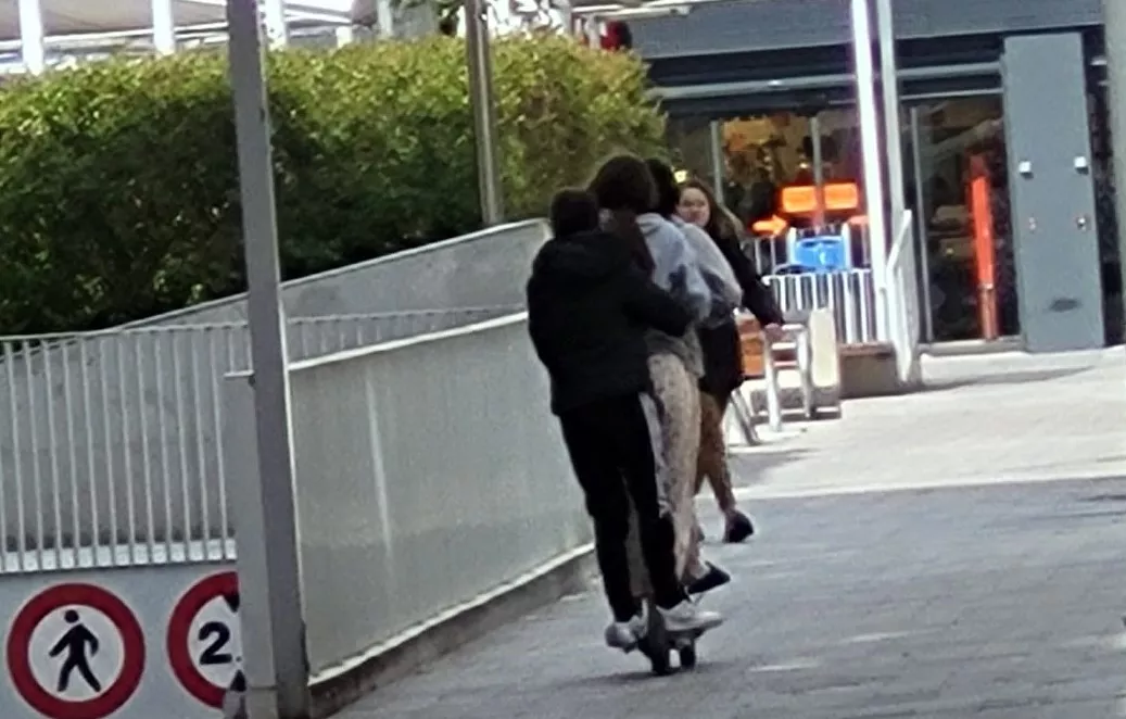 Patinete con tres ocupantes en la plaza de San Antonio
