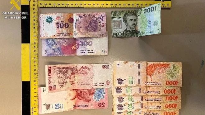 Dinero en distintas divisas que portaban los detenidos