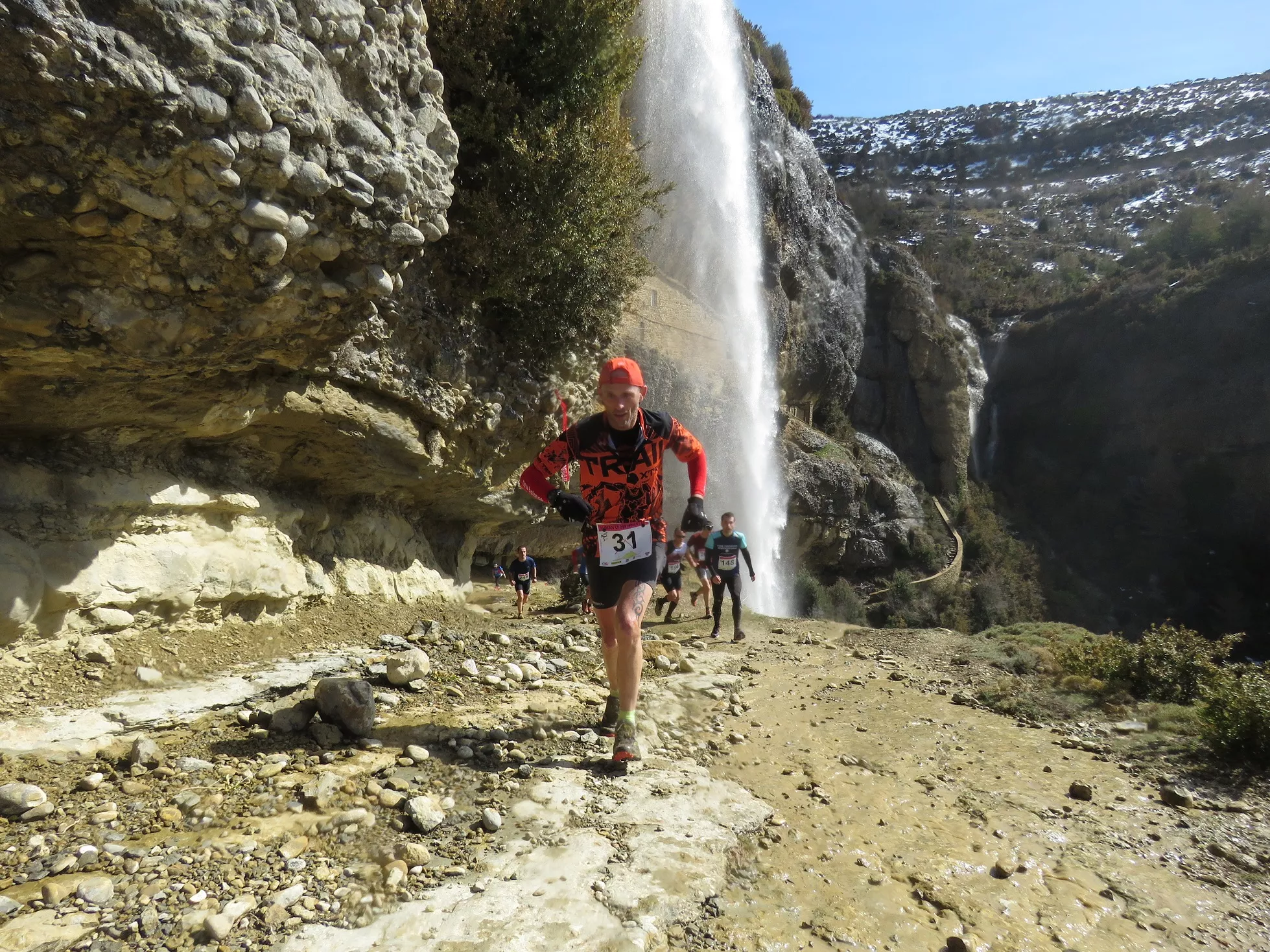 El espectacular paso por la cascada del barranco de Santa Orosia. Foto: Ramón Ferrer