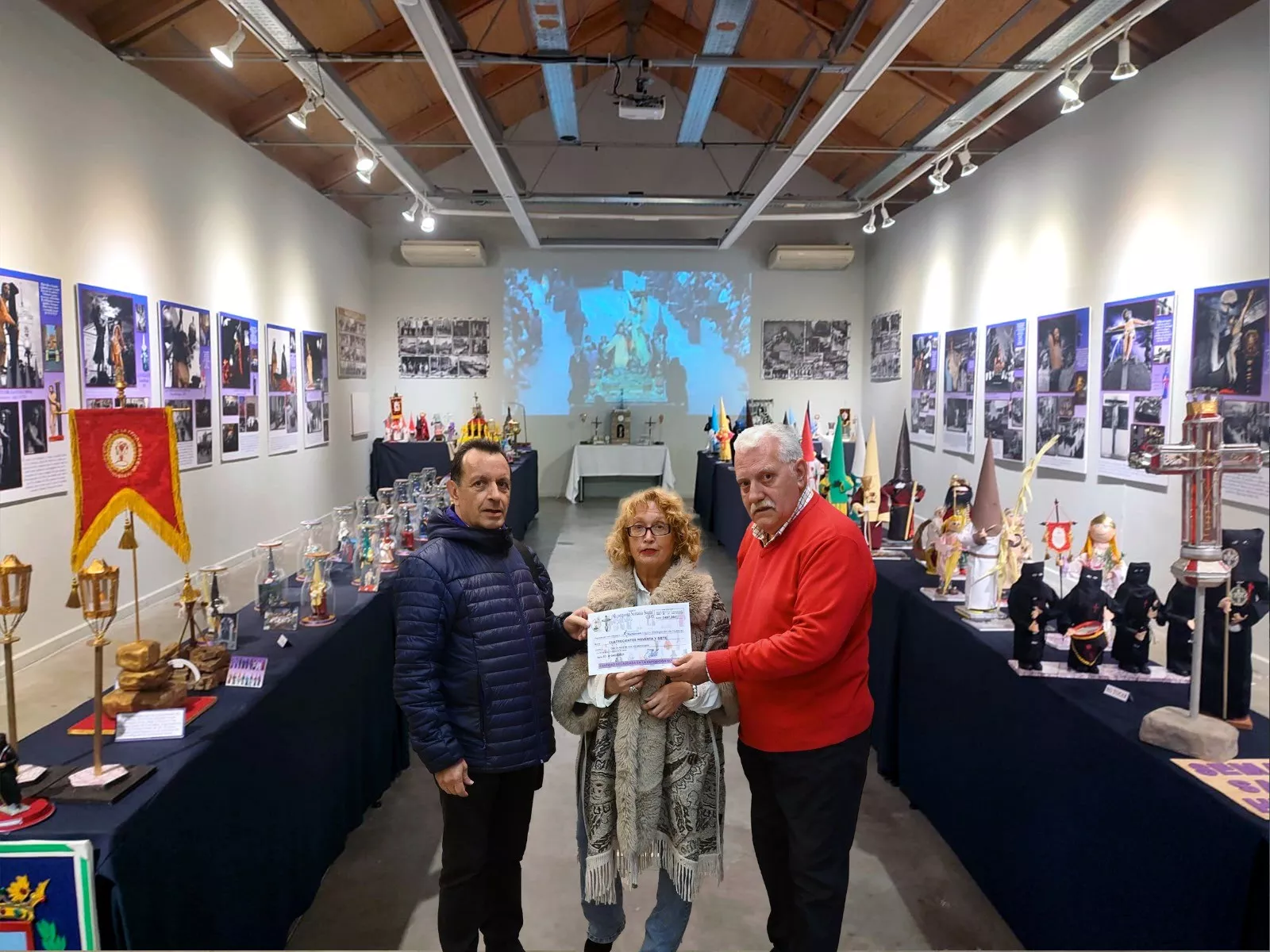 José María Río, Nieves Lanaspa y Carlos Jalle González en la entrega del talón