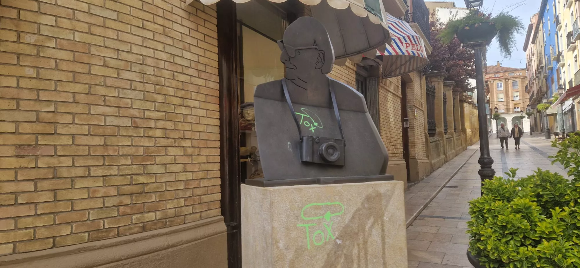 La escultura que rinde homenaje a Carlos Saura ha vuelto a ser objeto de un acto vandálico. Foto Myriam Martínez