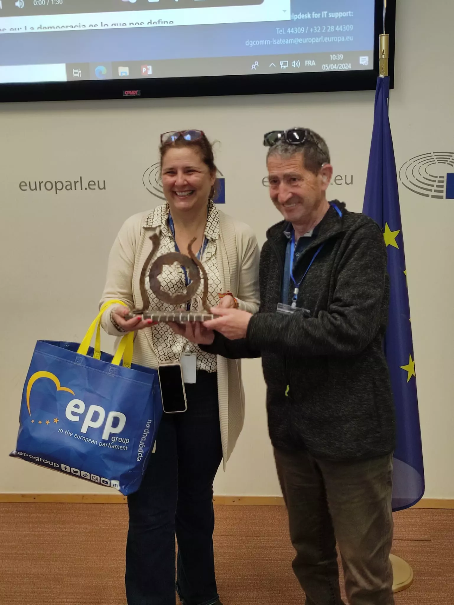 Rogelio con un miembro del gabinete del eurodiputado del PP Europeo.