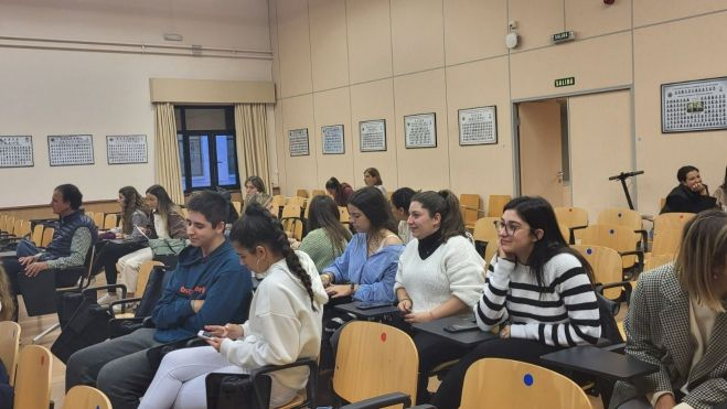 Estudiantes, en la charla de Javier Olivera Estudiantes, en la charla de Javier Olivera