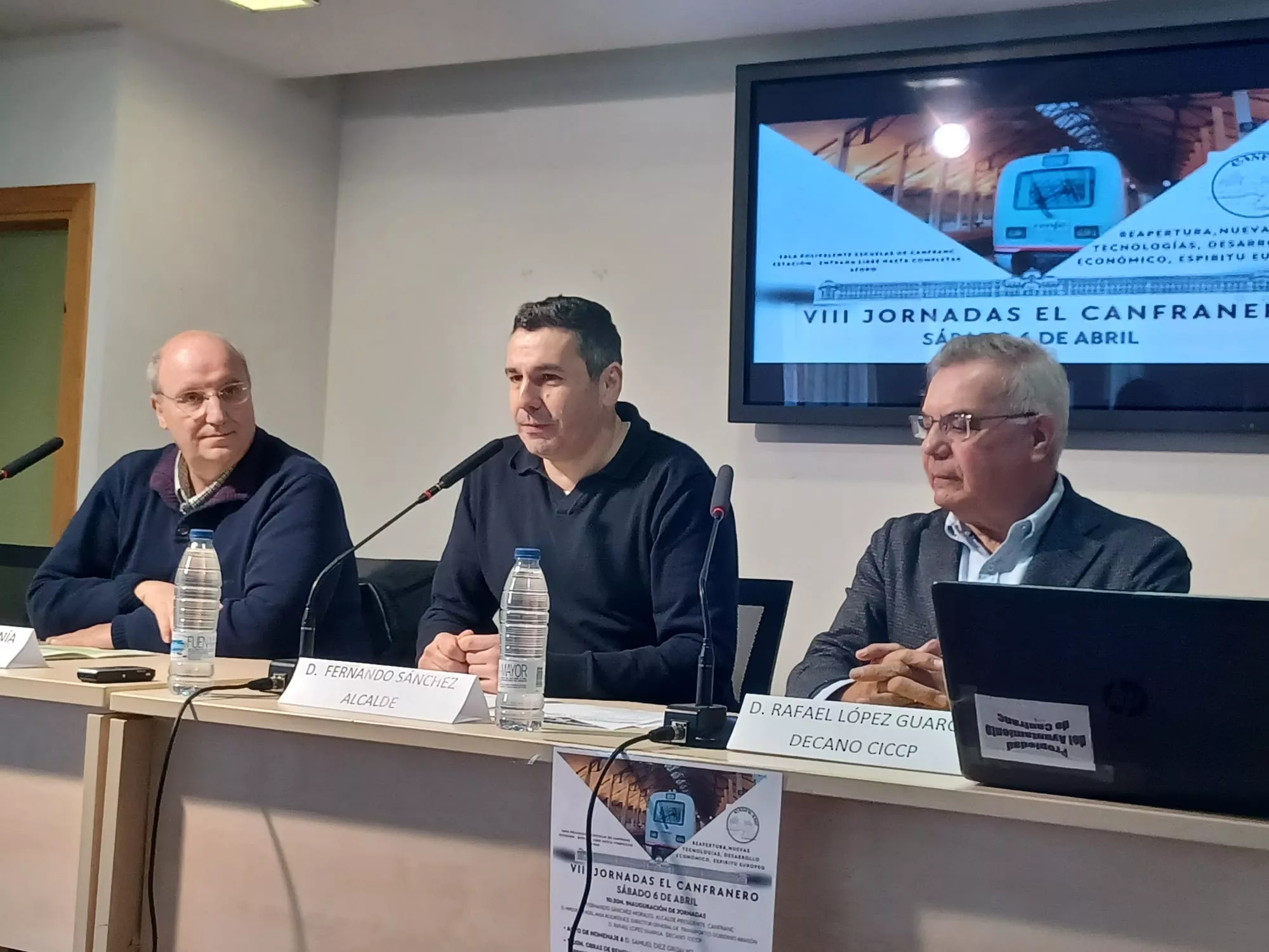 Miguel Ángel Anía, Fernando Sánchez y Rafael López Guarga, en la inauguración de las jornadas sobre la línea del Canfranc.