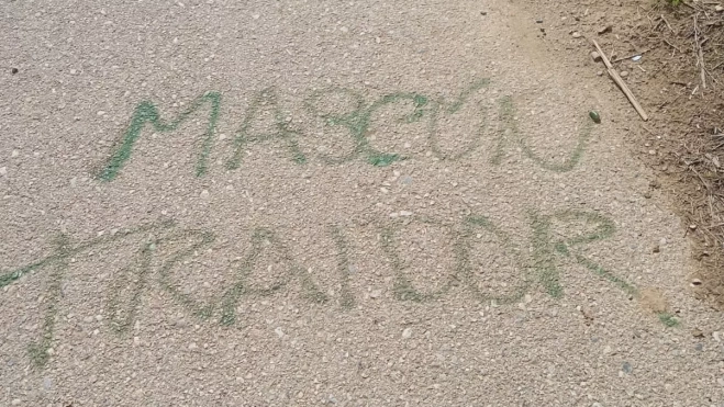 Una de las pintadas en un camino del municipio de Sariñena. Una de las pintadas en un camino del municipio de Sariñena.