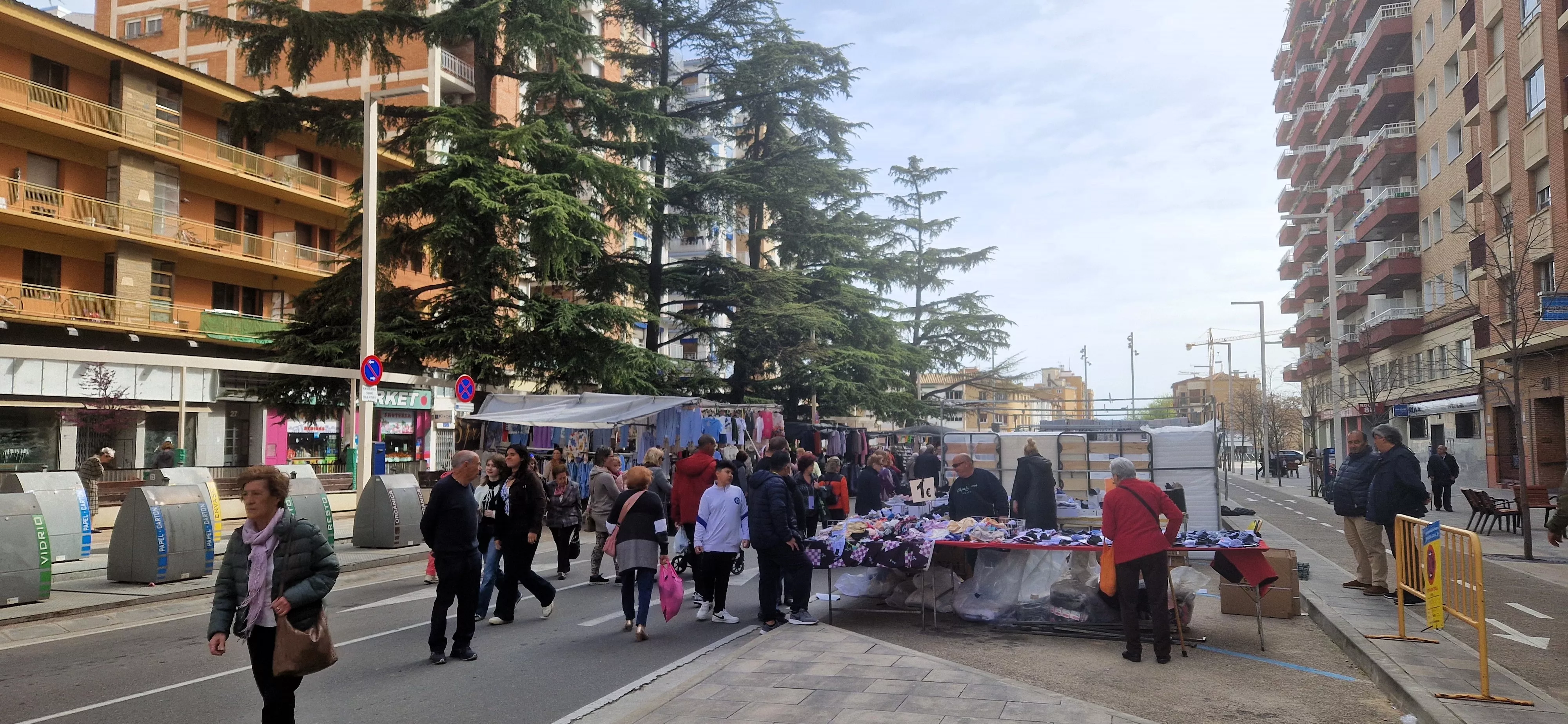 Regreso del Mercadillo de los sábados al Paseo Ramón y Cajal de Huesca. Foto Myriam Martínez