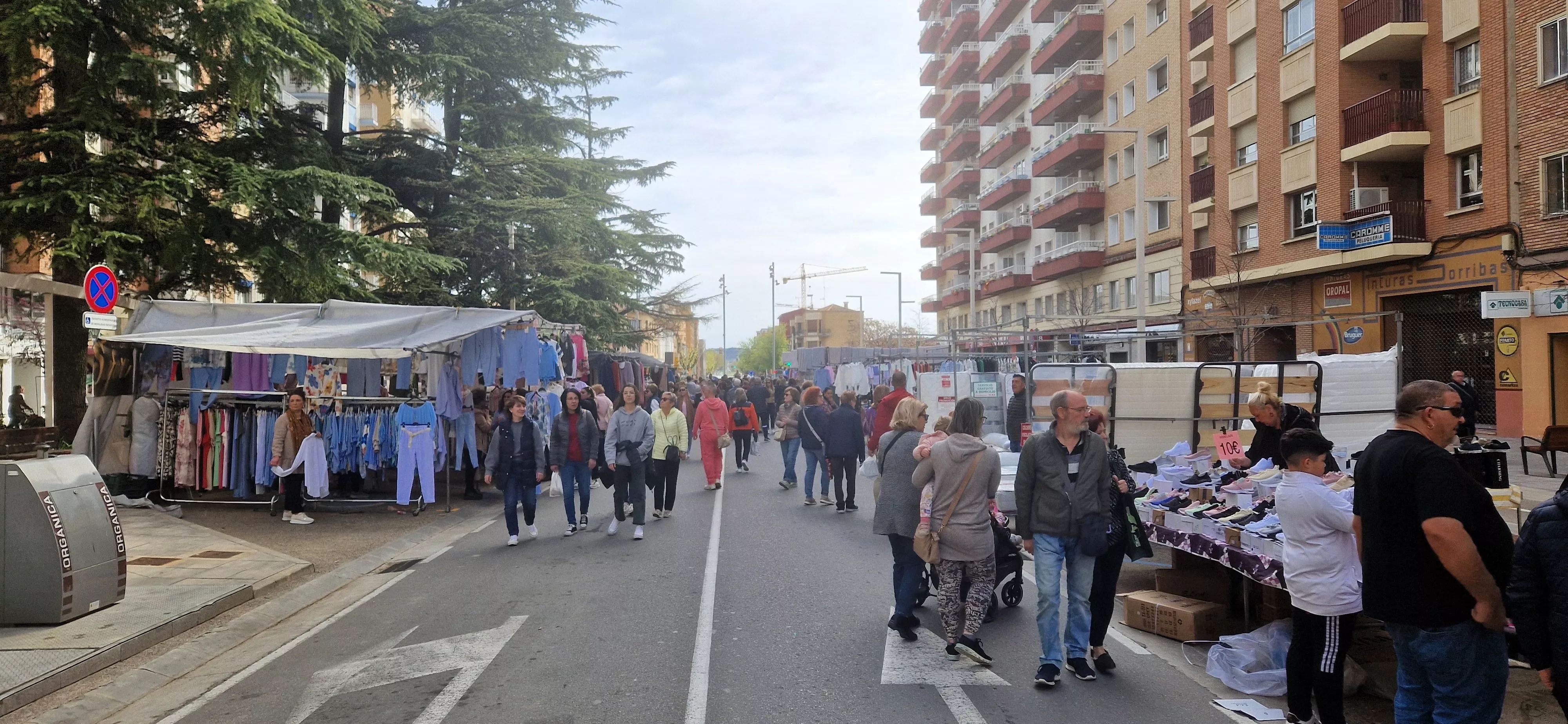 Regreso del Mercadillo de los sábados al Paseo Ramón y Cajal de Huesca. Foto Myriam Martínez
