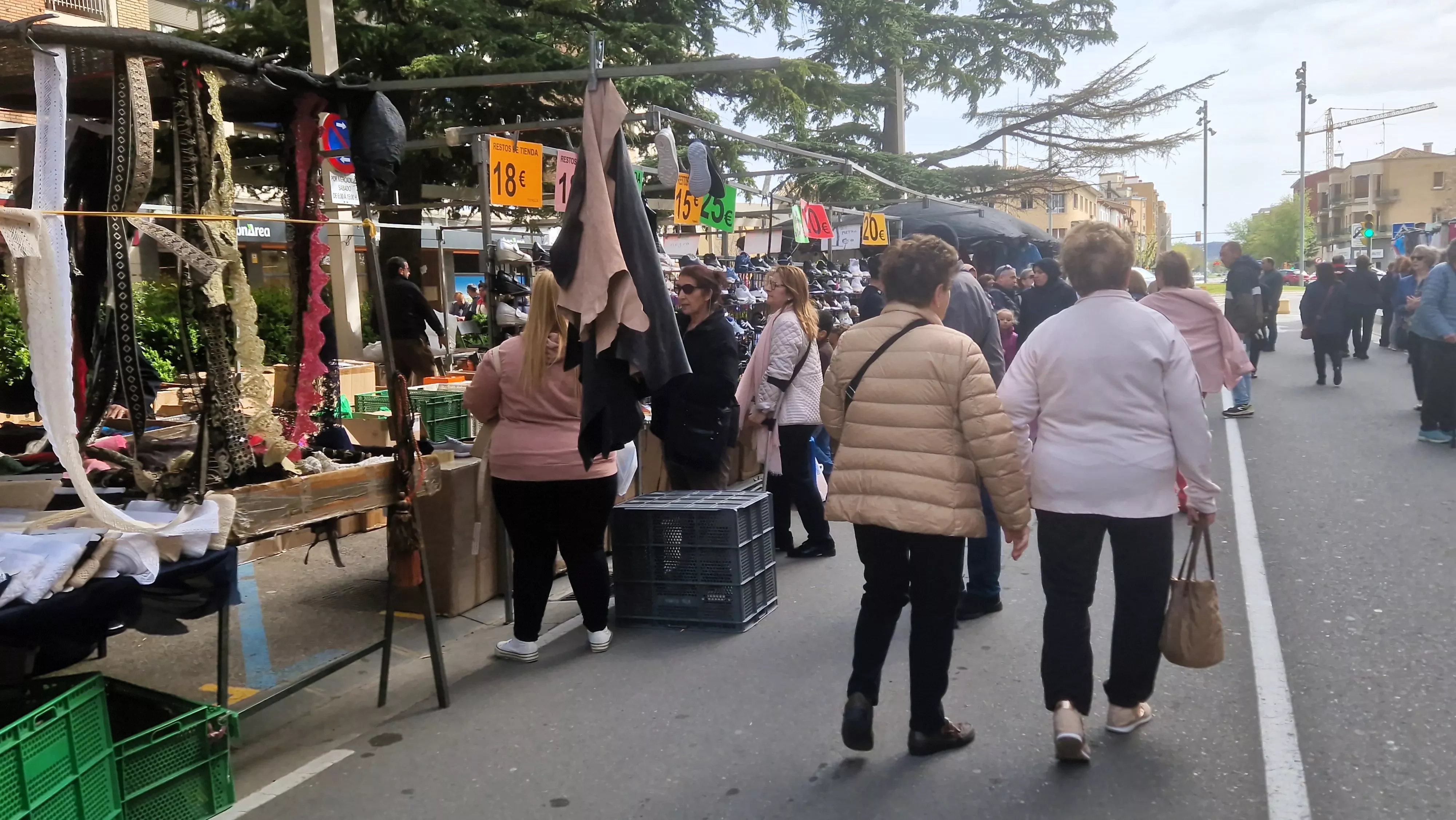 Regreso del Mercadillo de los sábados al Paseo Ramón y Cajal de Huesca. Foto Myriam Martínez
