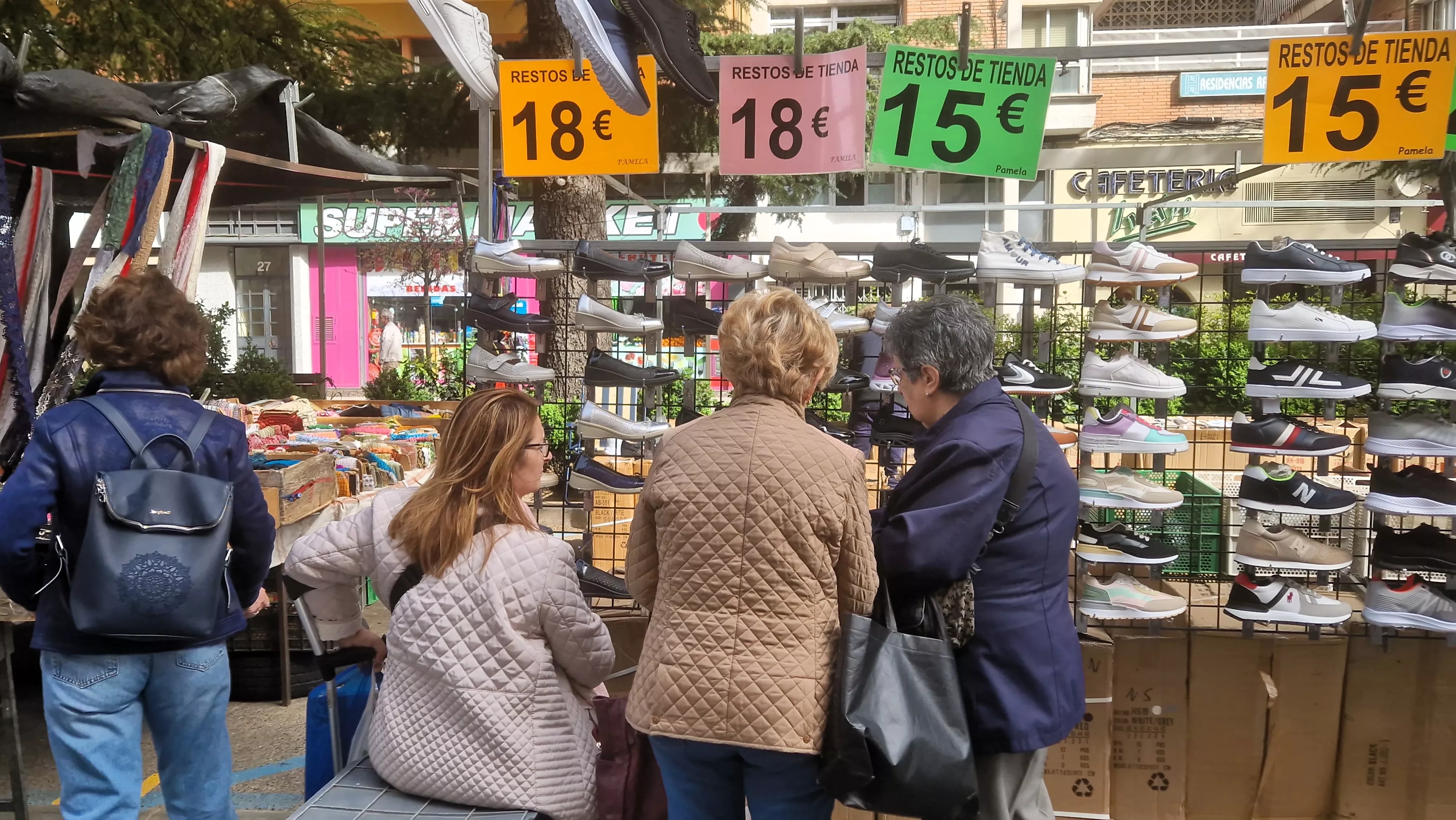 Regreso del Mercadillo de los sábados al Paseo Ramón y Cajal de Huesca. Foto Myriam Martínez