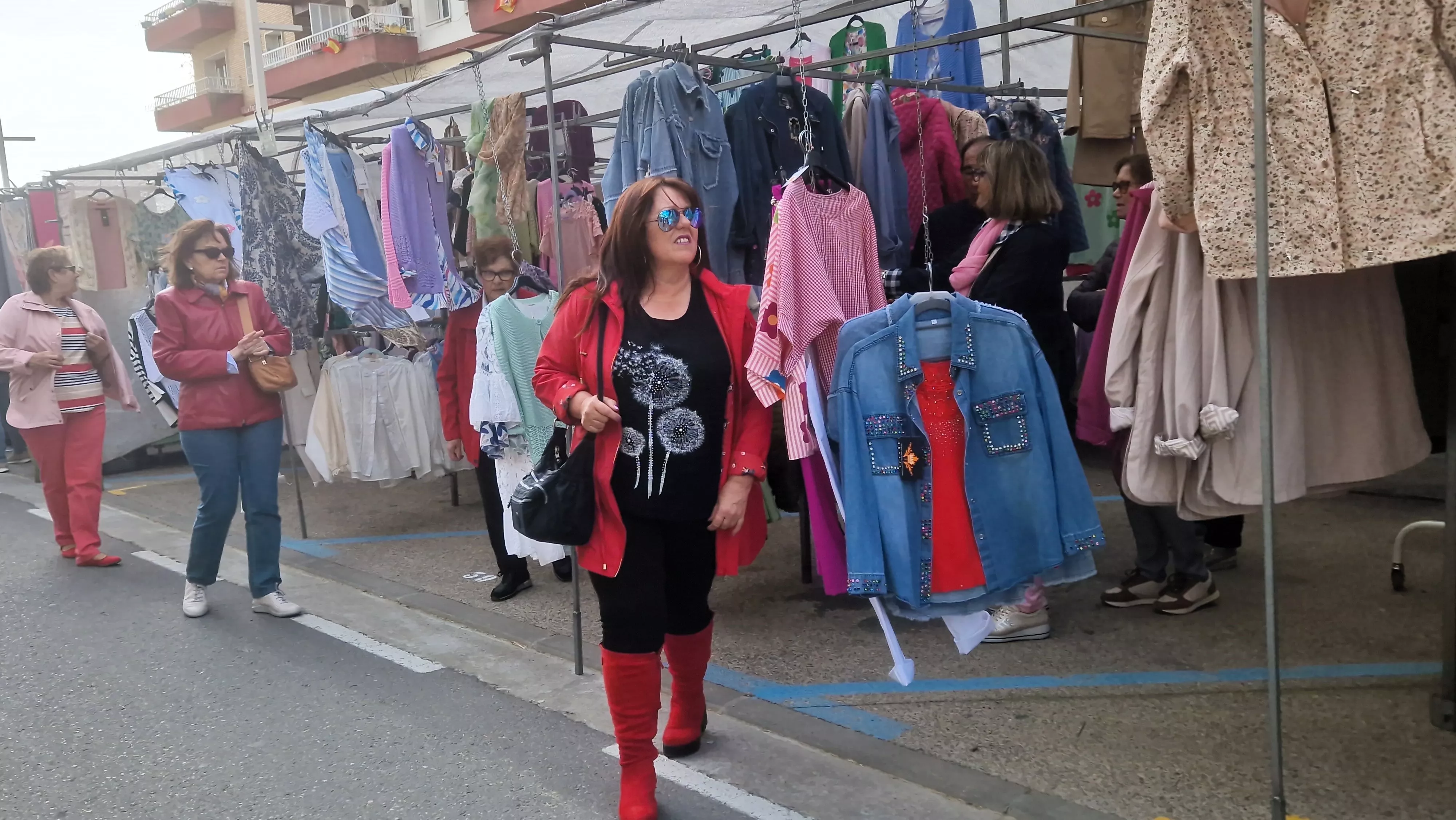 Regreso del Mercadillo de los sábados al Paseo Ramón y Cajal de Huesca. Foto Myriam Martínez