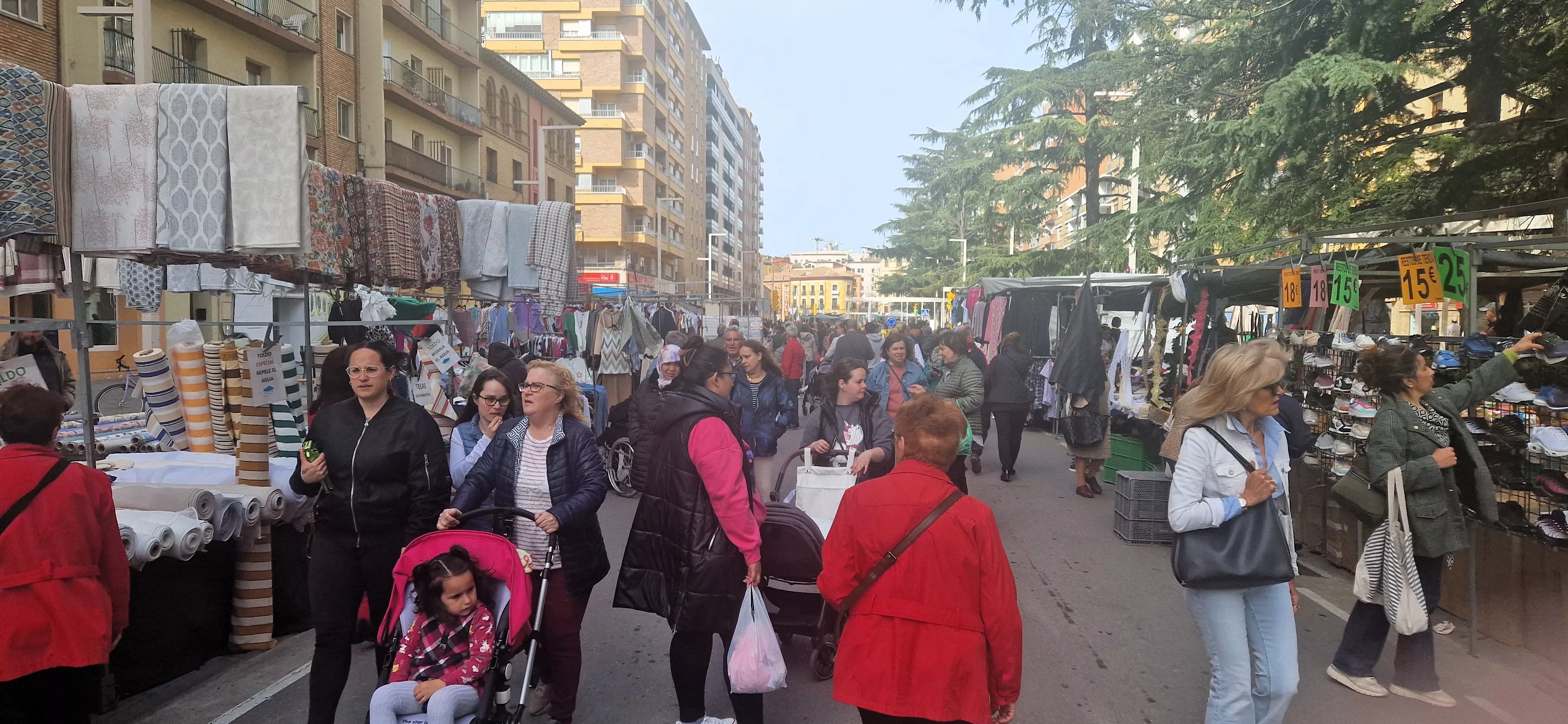 Regreso del Mercadillo de los sábados al Paseo Ramón y Cajal de Huesca. Foto Myriam Martínez
