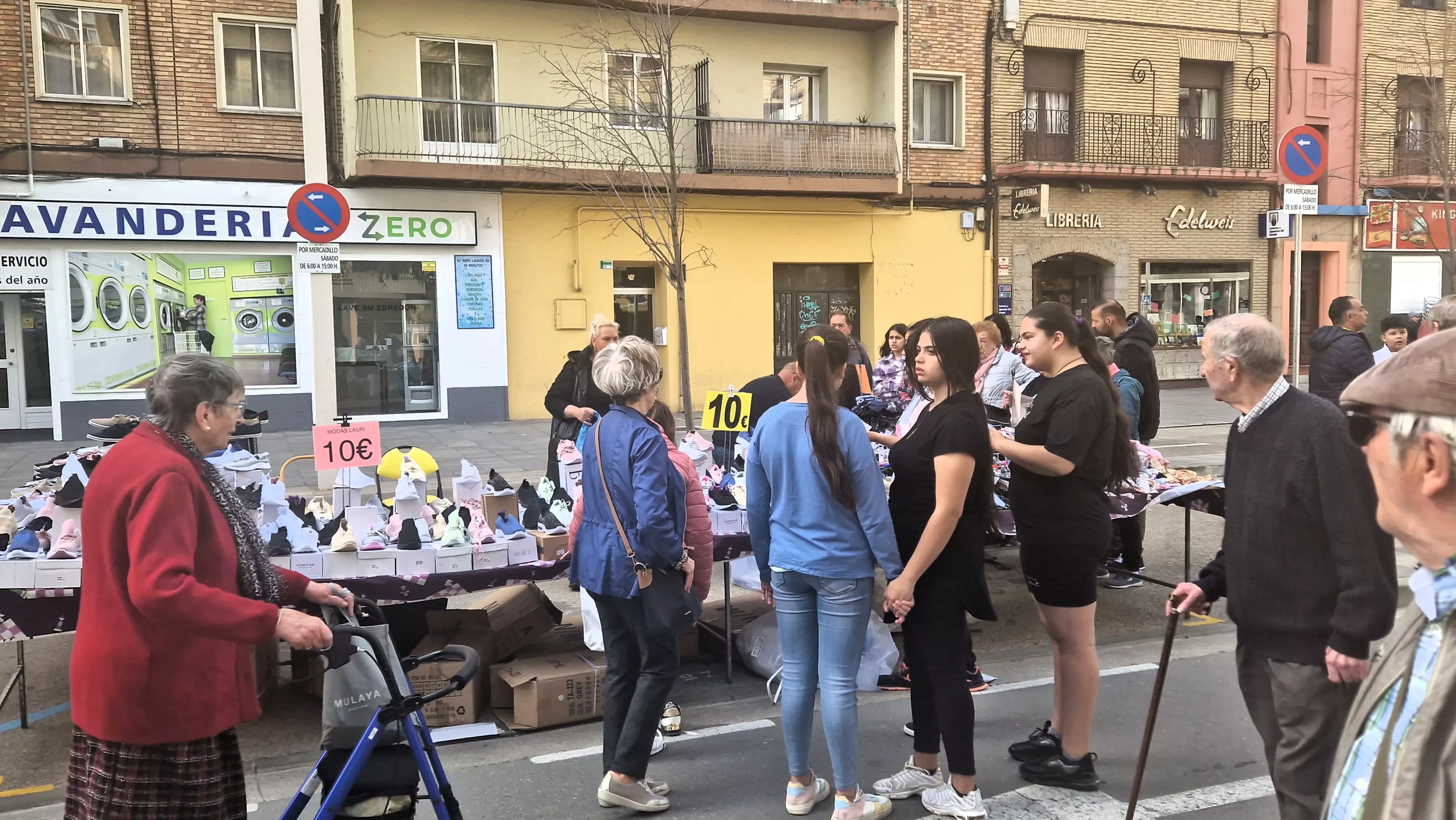 Regreso del Mercadillo de los sábados al Paseo Ramón y Cajal de Huesca. Foto Myriam Martínez
