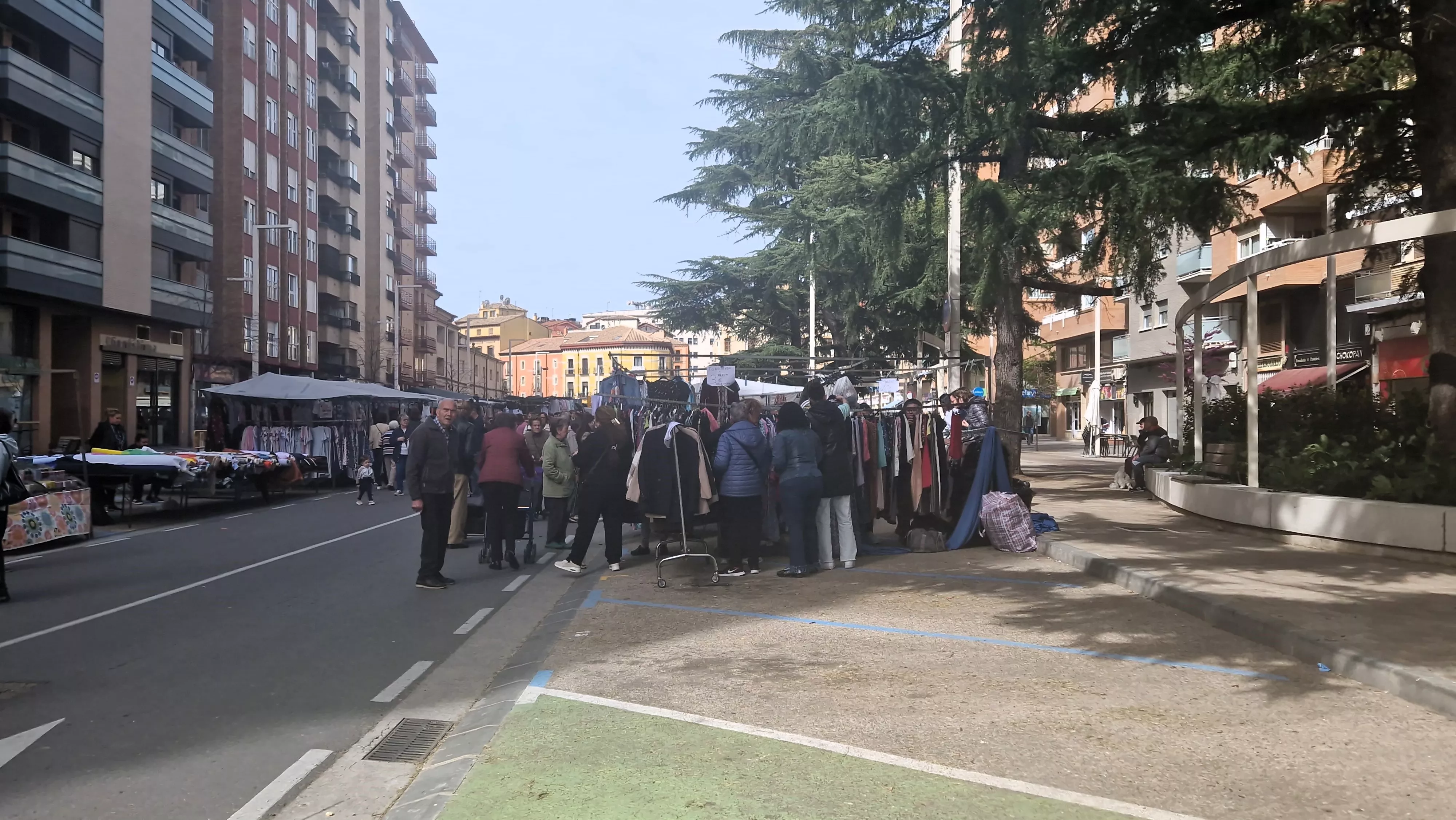 Regreso del Mercadillo de los sábados al Paseo Ramón y Cajal de Huesca. Foto Myriam Martínez