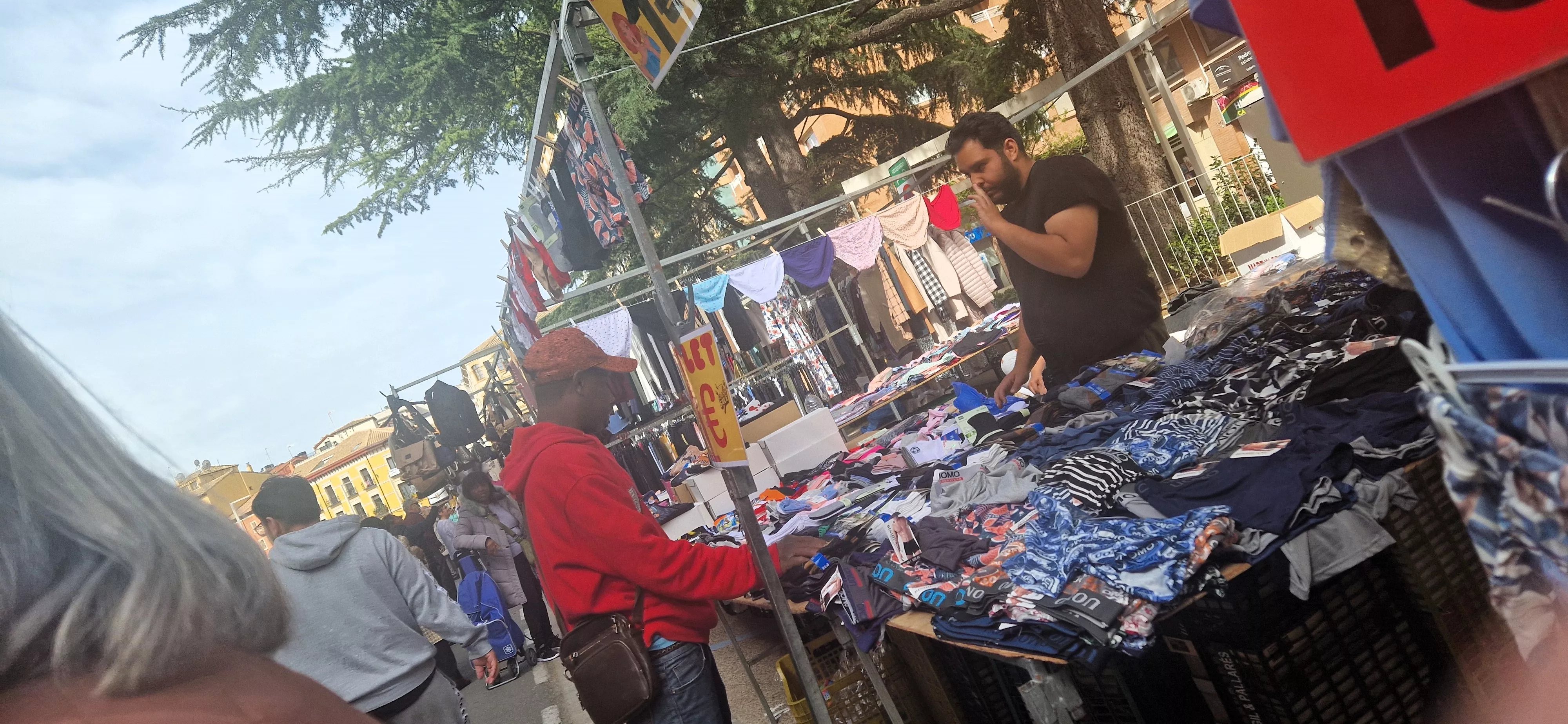 Regreso del Mercadillo de los sábados al Paseo Ramón y Cajal de Huesca. Foto Myriam Martínez