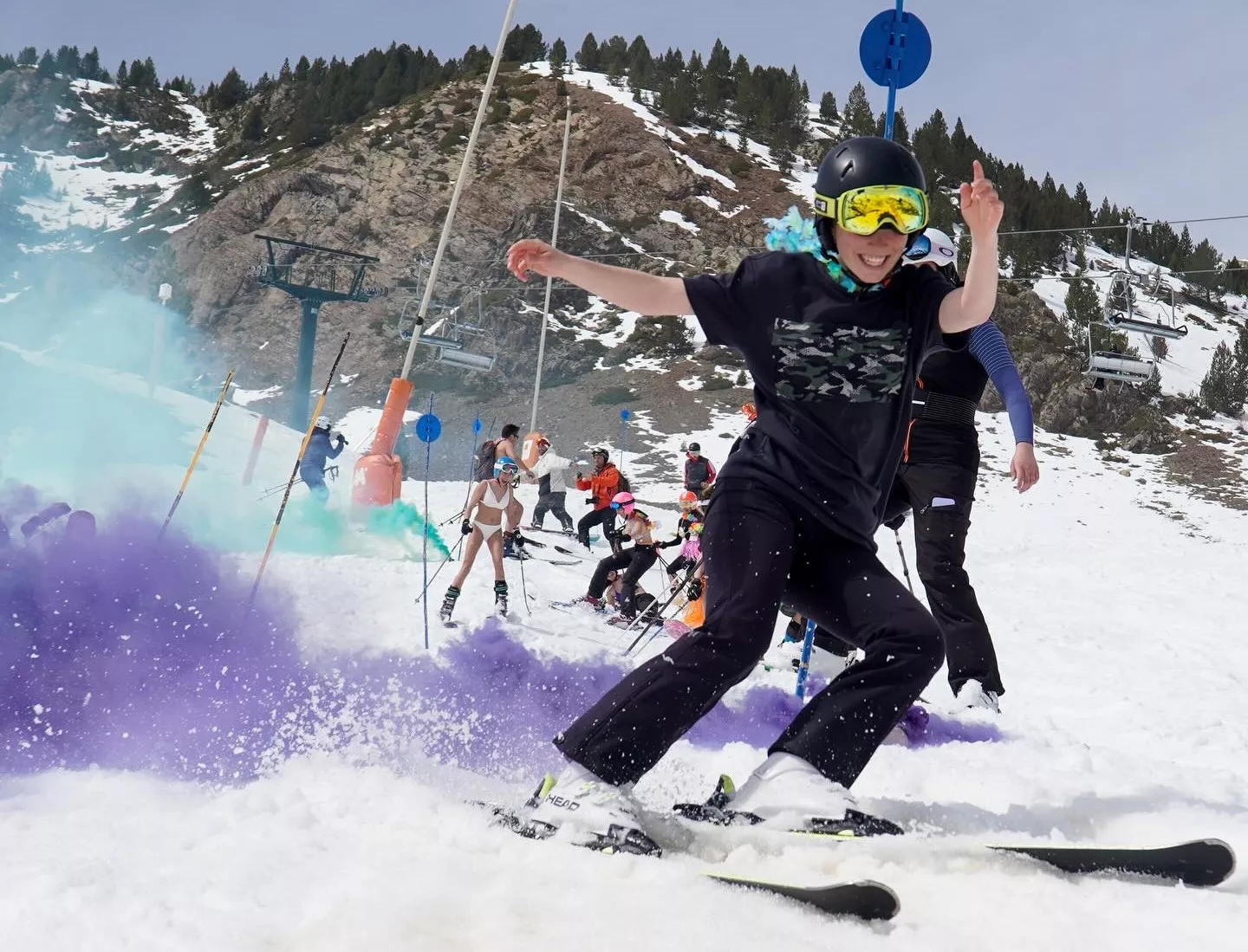 Mucha diversión en la bajada tropical celebrada en Aramón Cerler.