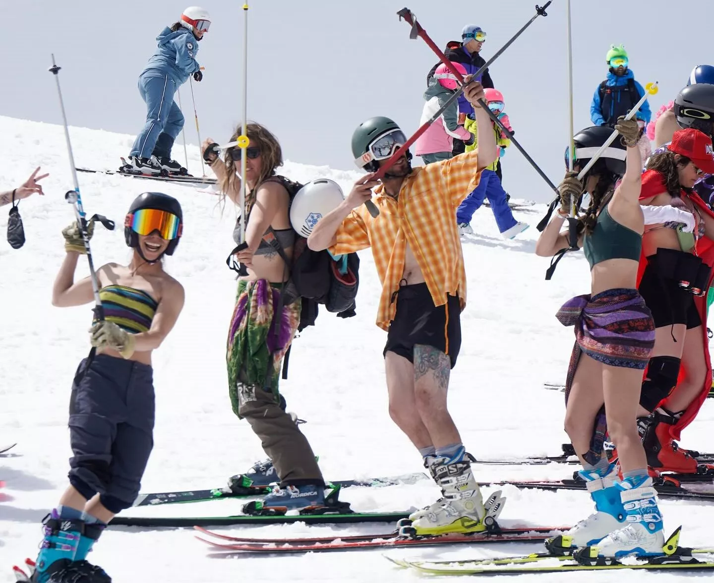 Mucha diversión en la bajada tropical celebrada en Aramón Cerler.