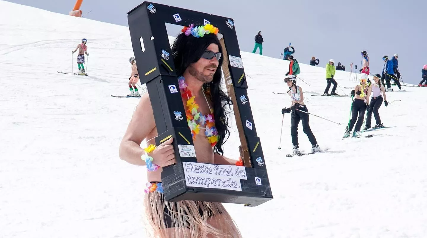 Mucha diversión en la bajada tropical celebrada en Aramón Cerler.