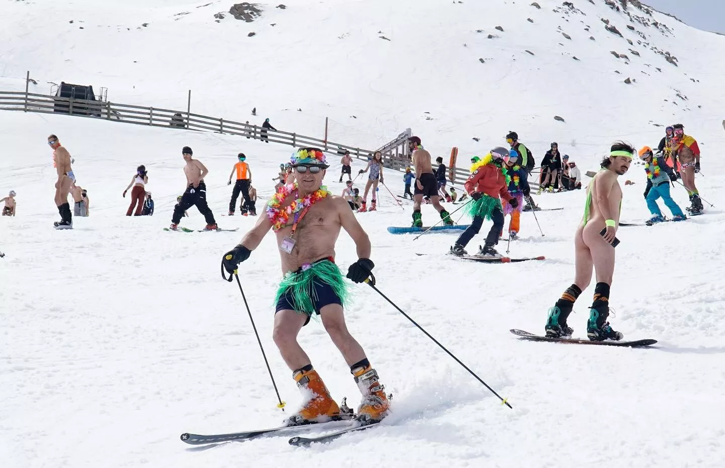 Mucha diversión en la bajada tropical celebrada en Aramón Cerler.