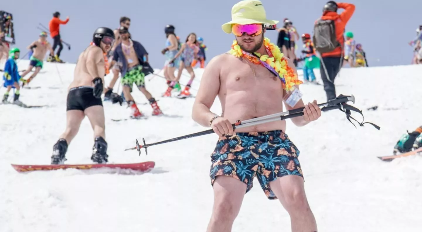 Mucha diversión en la bajada tropical celebrada en Aramón Cerler.