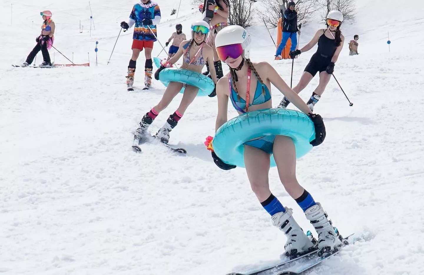 Mucha diversión en la bajada tropical celebrada en Aramón Cerler.