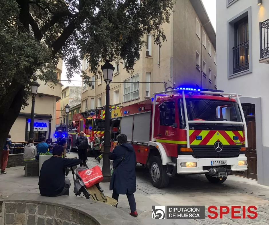 El incendio de un restaurante obliga a desalojar un edificio de seis viviendas en la calle Ramiro I de Jaca.