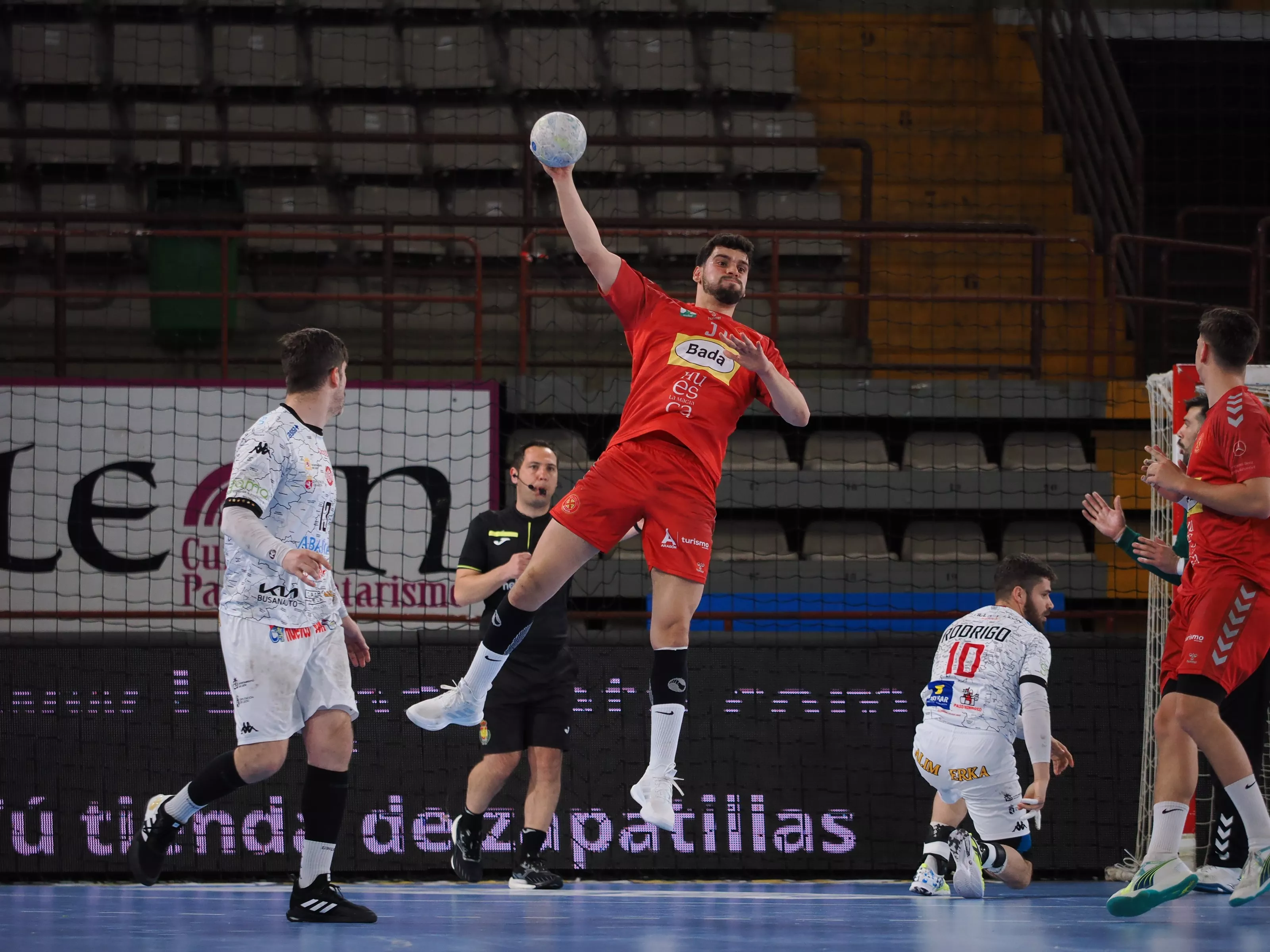 Miguel Malo lanza a portería. Foto Pablo Riega Compadre (Ademar)