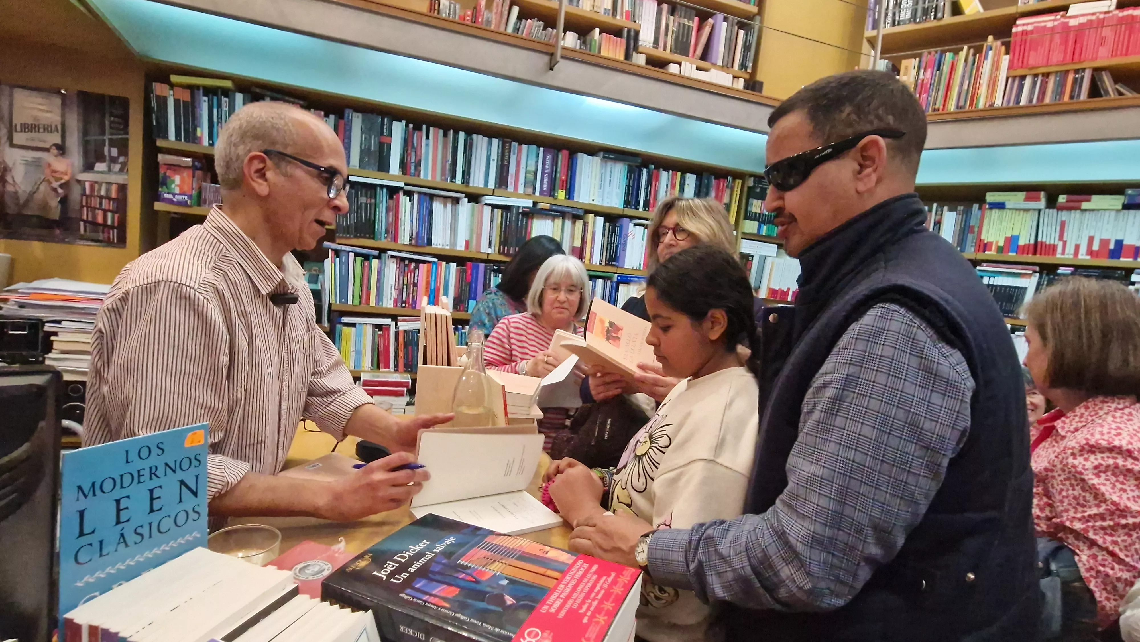 Limam Boisha en la librería Anónima de Huesca. Foto Myriam Martínez 