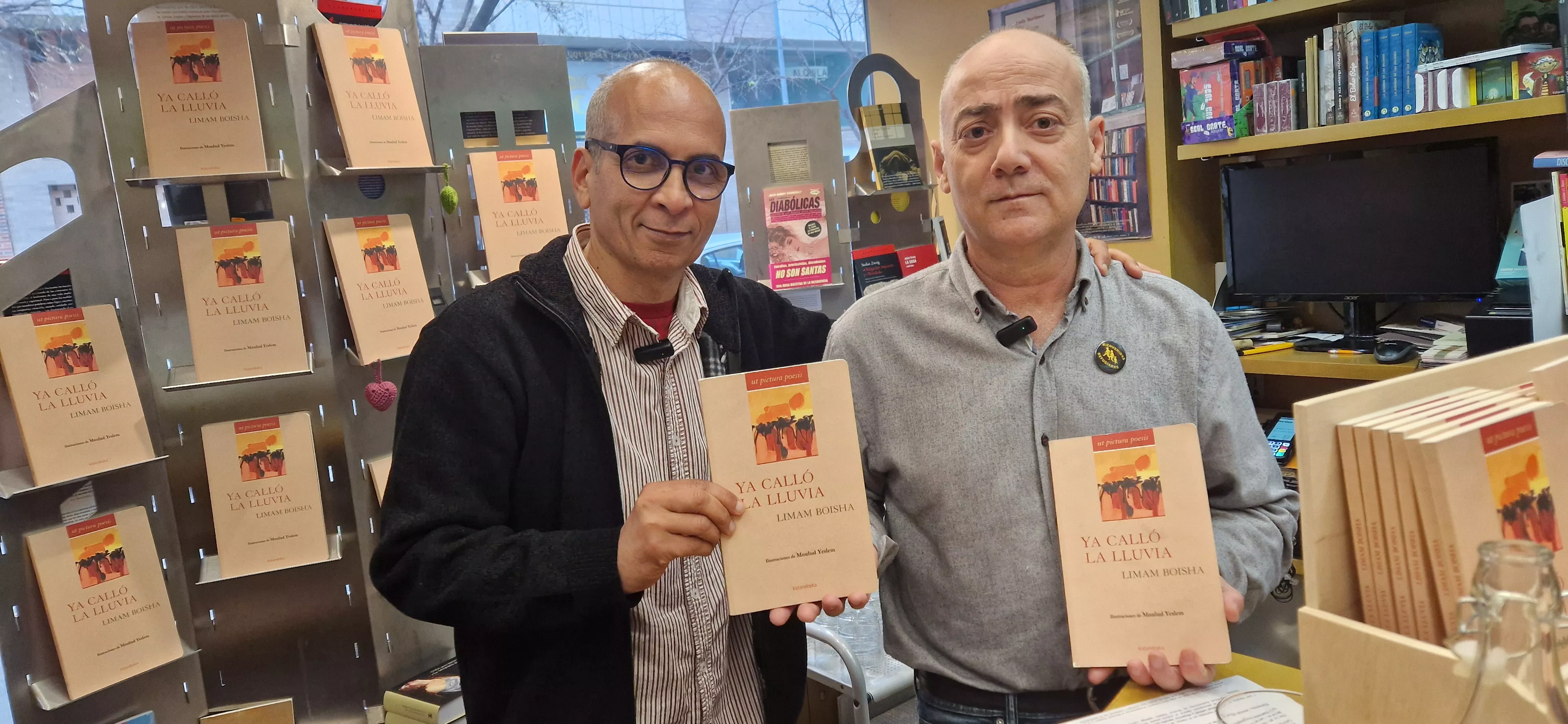 Limam Boisha, con Jesús Sanagustín, en la librería Anónima de Huesca. Foto Myriam Martínez 