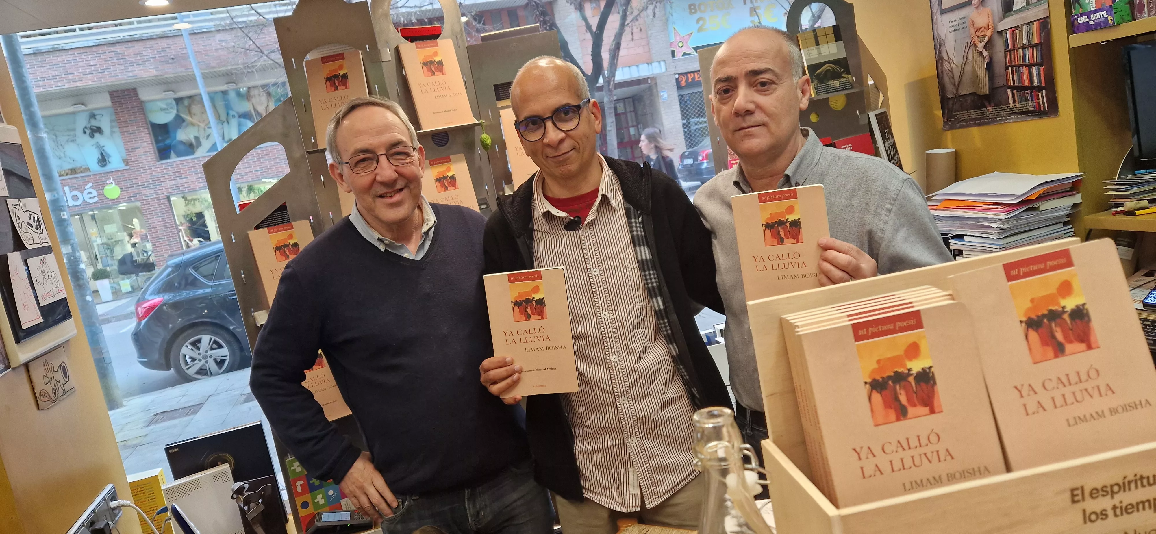 Limam Boisha, entre Chema Aniés y Jesús Sanagustín, en la librería Anónima de Huesca. Foto Myriam Martínez 